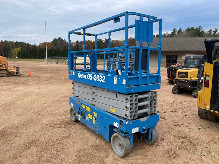 #1901-•-2016-genie-gs2632-electric-scissor-lift-image-3