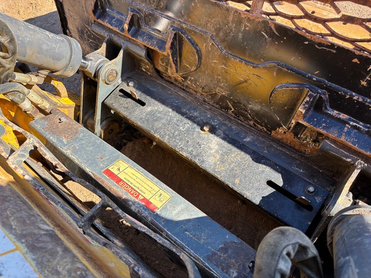 #1888-•-2016-gehl-v400-skid-steer-with-bucket-image-12
