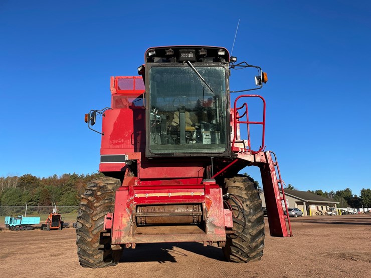 #1898-•-1991-ih-1660-axial-flow-combine-image-2