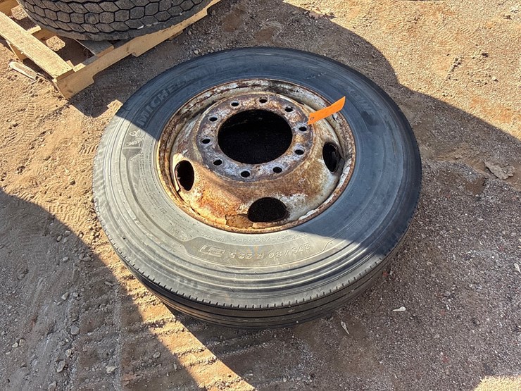 #6979-•-(1)-michelin-x-line-energy-275-80-r-22.5-commercial-truck-tire-mounted-on-steel-wheel-image-3