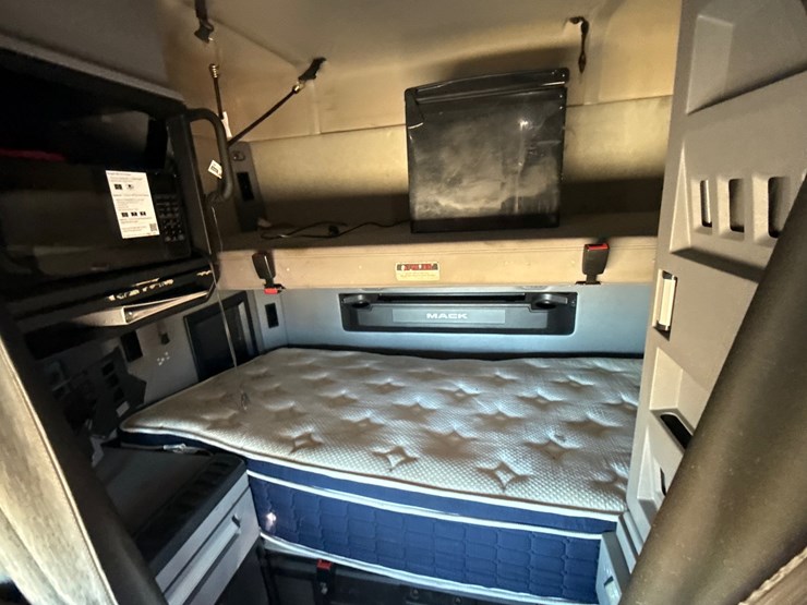 #6907-•-2022-mack-anthem-an64t-sleeper-semi-truck-image-26