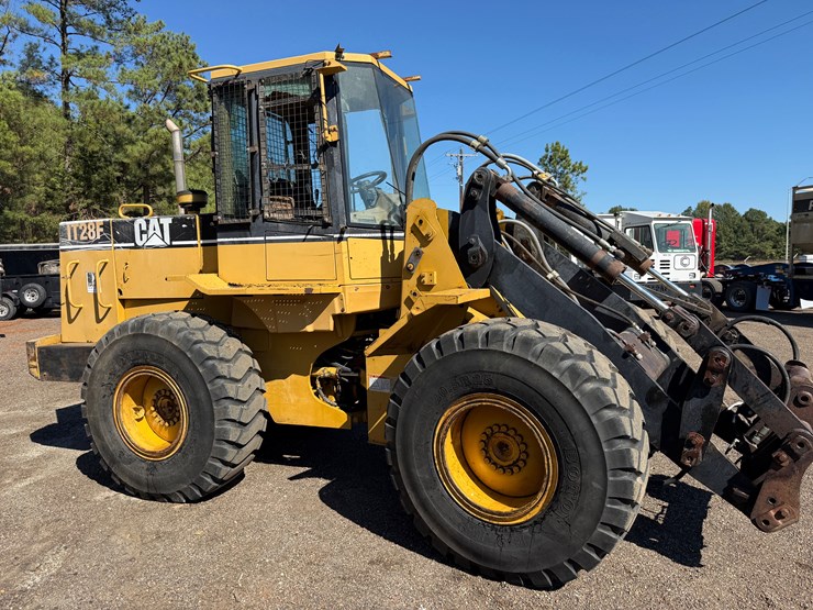 caterpillar-it28f-image-4