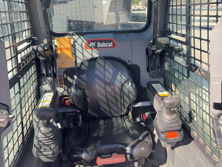 2022-bobcat-t66-tracked-skid-steer,-1367.6-hours,-radio,-quick-attach-hookup,-cab,-heat/ac,-comes-with-smooth-68”-bucket,-s/n---b4sb28773-image-13