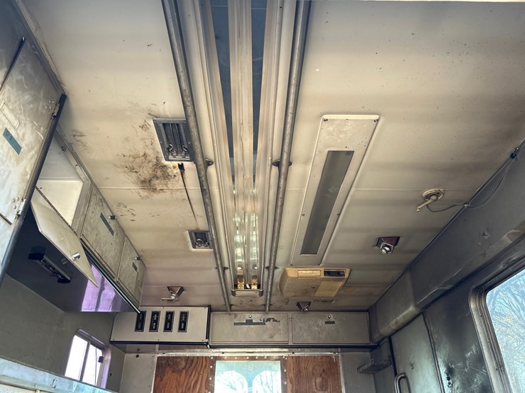 #6934-•-1992-computer-designed-chassis-1300-stoughton-step-van-(has-wi-title)-image-19