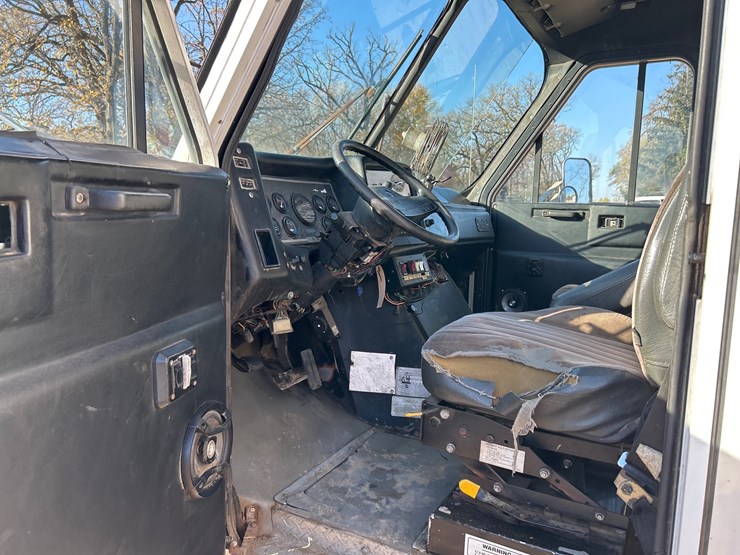 #6934-•-1992-computer-designed-chassis-1300-stoughton-step-van-(has-wi-title)-image-14
