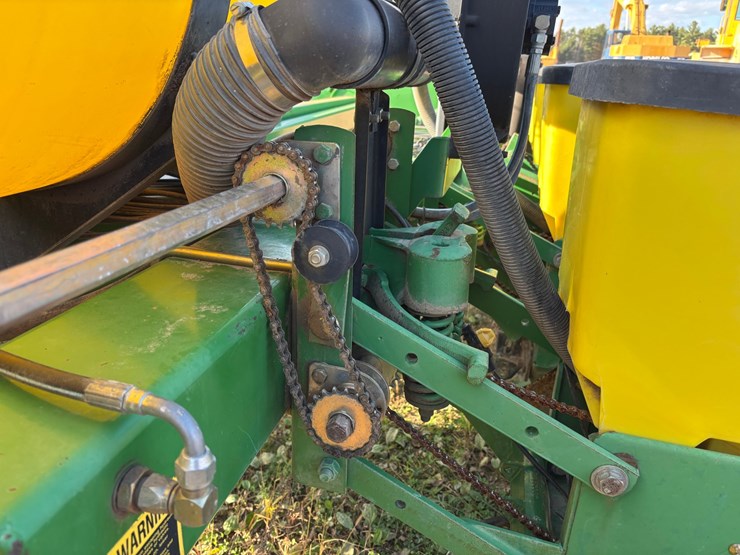 #1949-•-john-deere-7200-conservation-16-row-planter-image-10