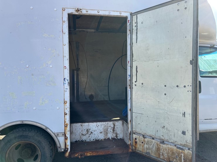 #6932-•-2000-chevrolet-3500-box-truck-(has-wi-title)-image-20