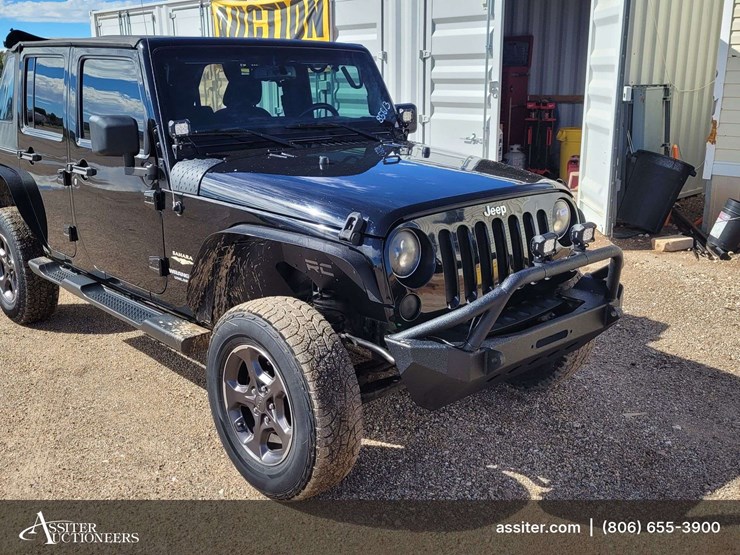 2015-jeep-wrangler-unlimited-sahara-image-2