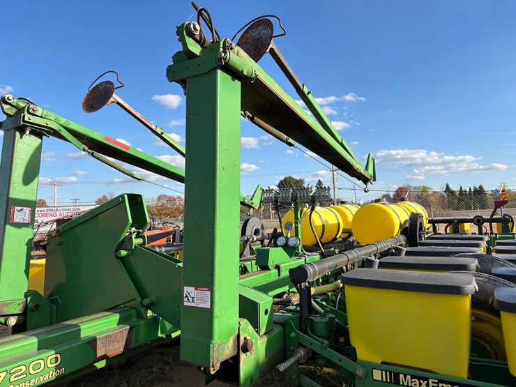 #1949-•-john-deere-7200-conservation-16-row-planter-image-15