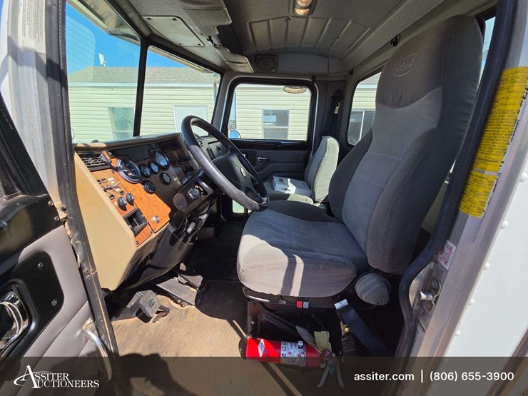 2006-peterbilt-335-image-26