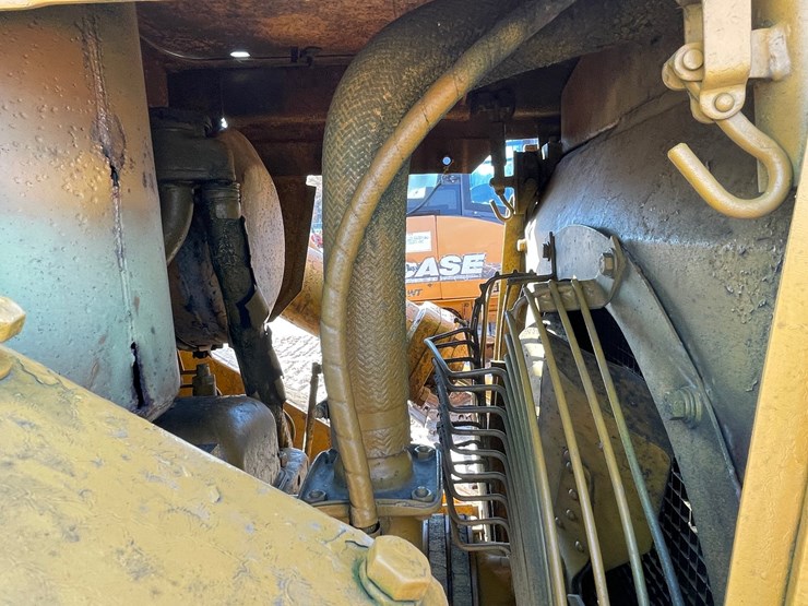 #1910-•-komatsu-d575-1-track-loader-image-15