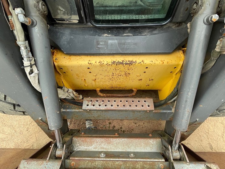 #1947-•-new-holland-l185-wheeled-skid-steer-image-17