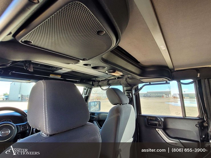 2015-jeep-wrangler-unlimited-sahara-image-10