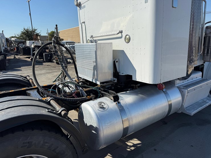 2016-peterbilt-389-image-10