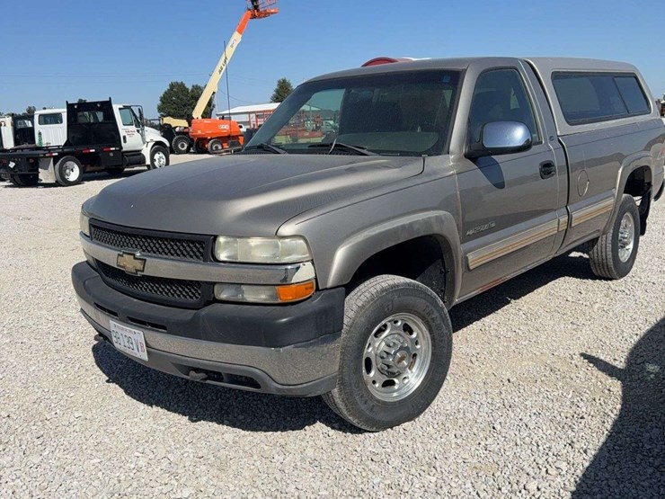 2002-chevrolet-silverado-2500-hd,-4x4,-cloth-interior,-single-cab,-camper-shell,-reese-hitch,-215,438-miles,-vin#-1gchk24u31e235020-image-1