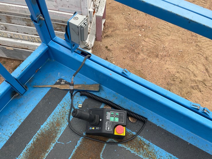 #1902-•-2012-genie-gs-3246-electric-scissor-lift-image-21