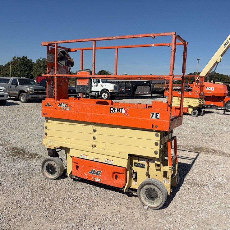 2015 JLG 26’ Scissor lift (7E) Model 2632ES, battery operated, 26’ reach, Non-marking tires, s/n- 0200240038