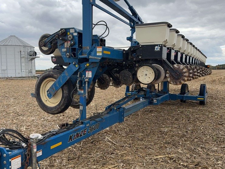 kinze-3600-planter,-16/31-box-fill,-no-tills,-corn-and-soybean-meters,-ground-drive,-markers,-kpm-iii-monitor,-fold-box,-s/n--624526-image-3