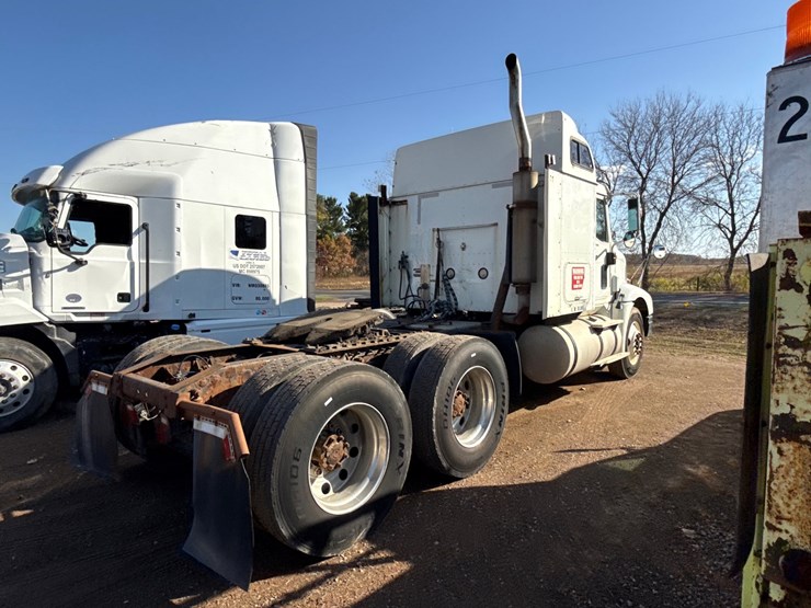 #6906-•-2002-international-9200i-sleeper-semi-truck-tractor-(has-wi-title)-image-4