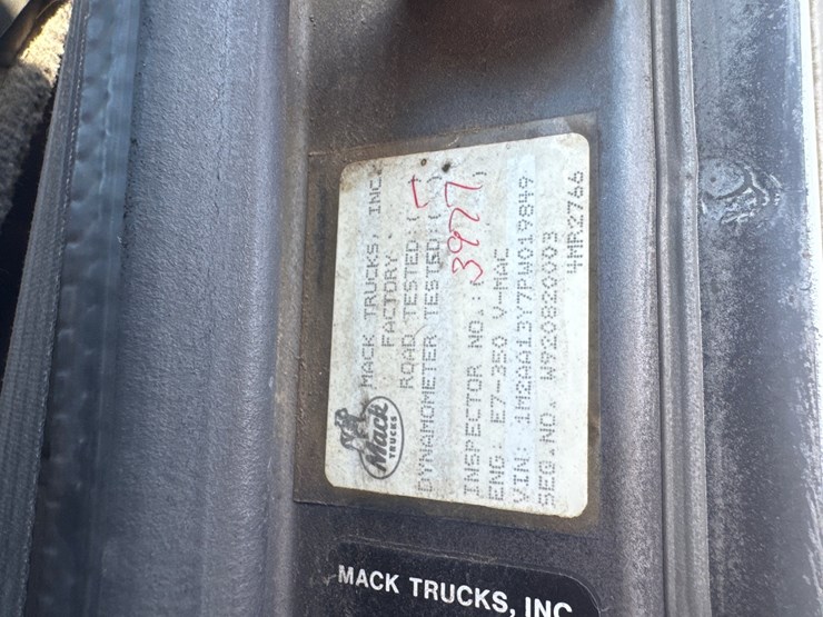 #6902-•-1993-mack-conventional-sleeper-semi-tractor-image-19