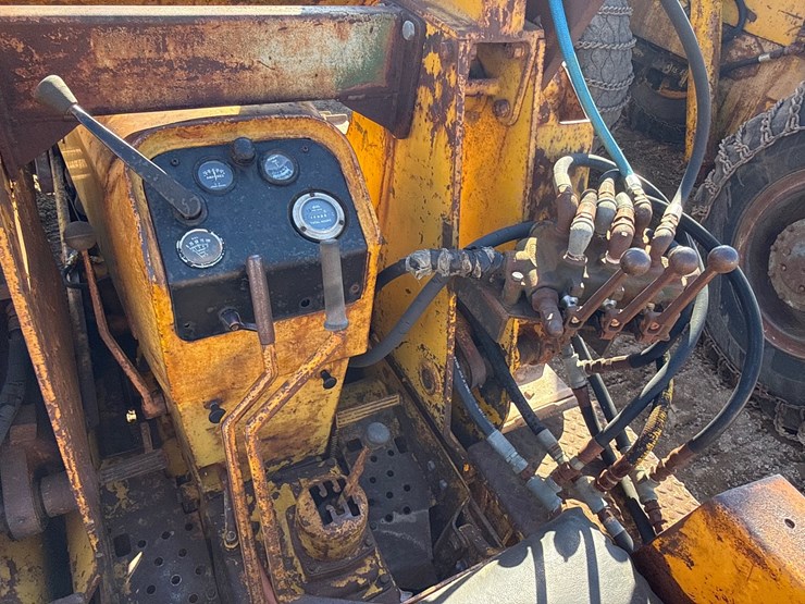 #6924-•-john-deere-440-ic-series-crawler-loader-image-11