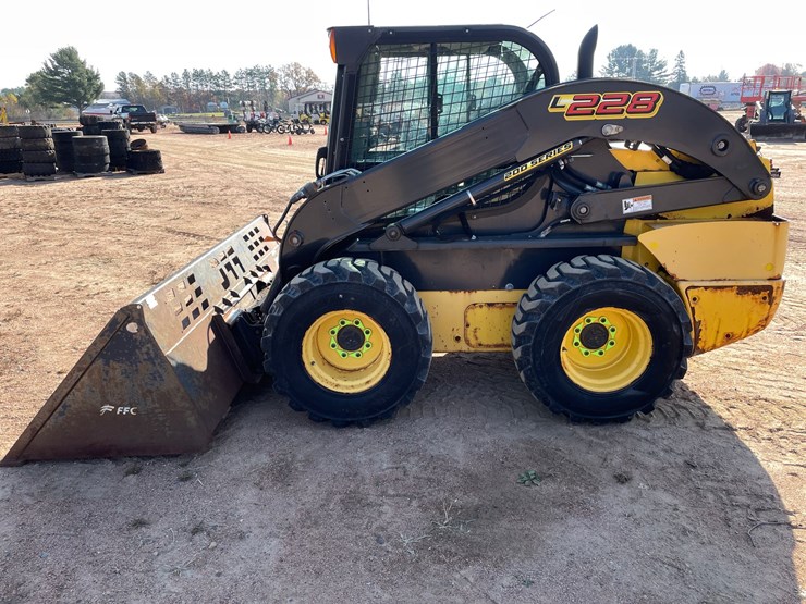 #1081-•-new-holland-l228-skid-steer-image-4