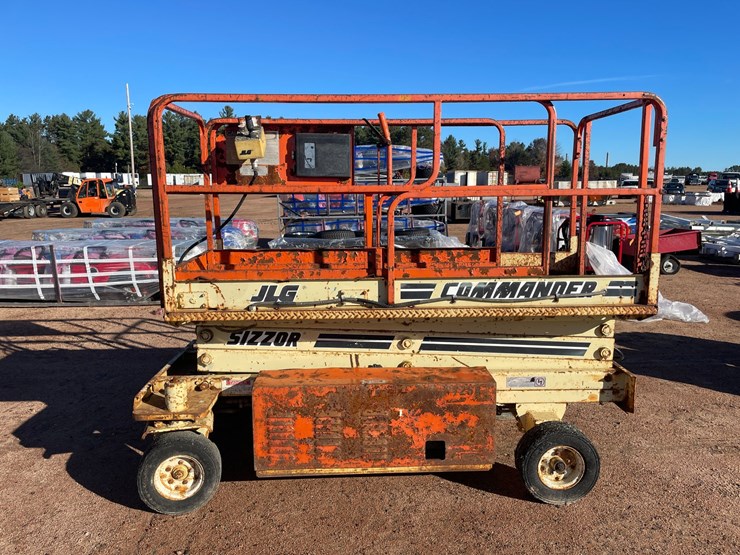 #1897-•-jlg-commander-cm-2046-electric-scissor-lift-non-runner-image-6
