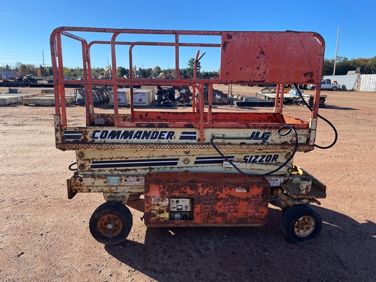 #1897-•-jlg-commander-cm-2046-electric-scissor-lift-non-runner-image-2