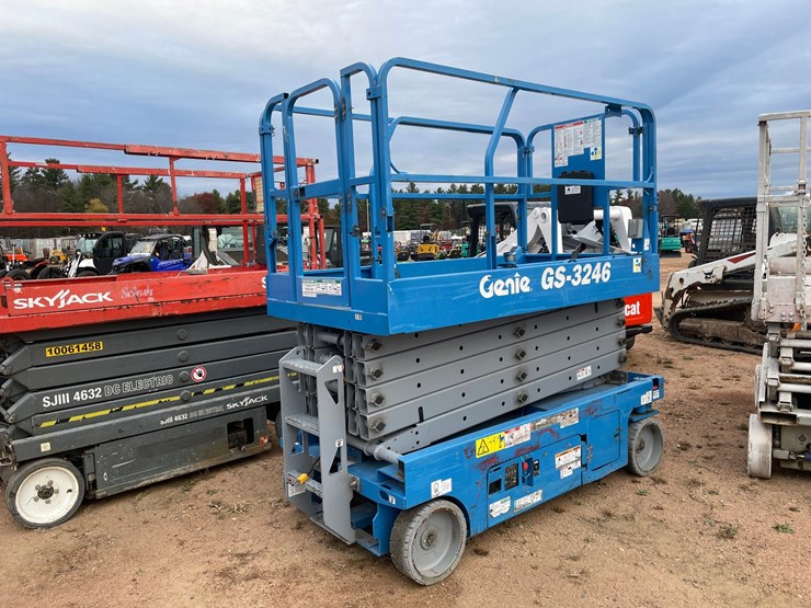 #1902-•-2012-genie-gs-3246-electric-scissor-lift-image-5
