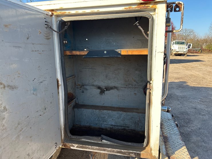 #6933-•-1994-chevrolet-1-ton-dually-service-body-truck-(has-wi-title)-image-29