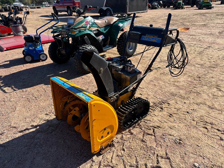 #1864-•-cub-cadet-826t-26"-snow-blower-image-1