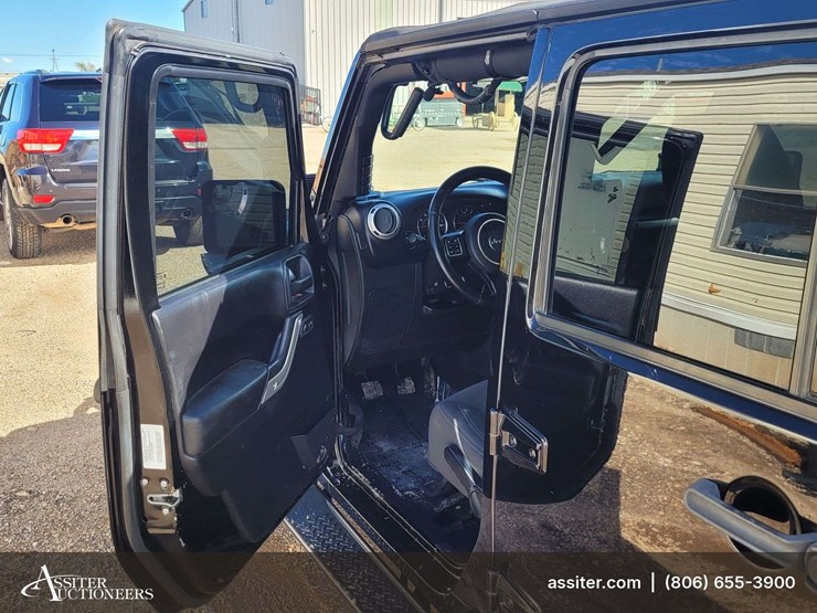 2015-jeep-wrangler-unlimited-sahara-image-11