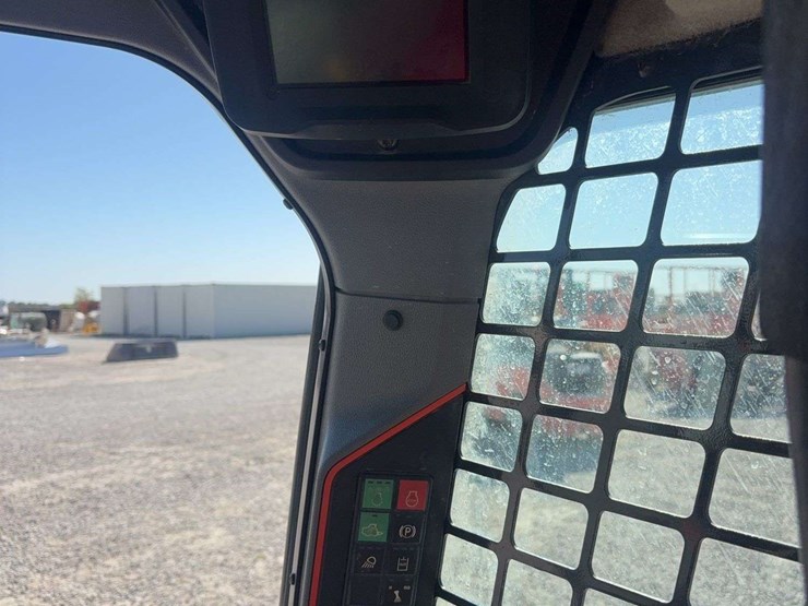 2022-bobcat-t66-tracked-skid-steer,-1367.6-hours,-radio,-quick-attach-hookup,-cab,-heat/ac,-comes-with-smooth-68”-bucket,-s/n---b4sb28773-image-17