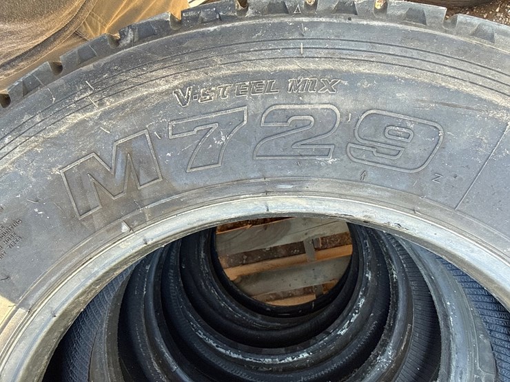 #6976-•-(5)-commercial-truck-tires-image-5