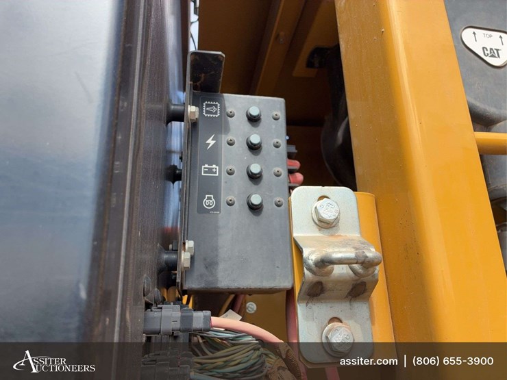 2017-caterpillar-323-image-32