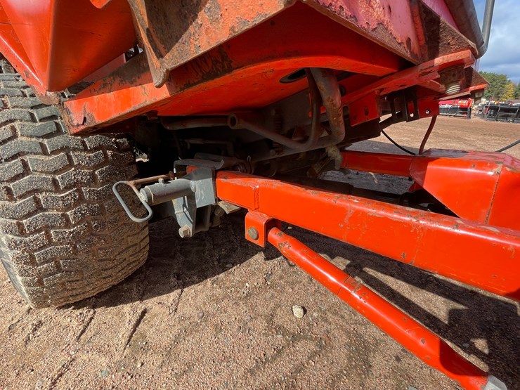 #1019-•-kubota-f2400-4wd-tractor-with-attachments-image-69