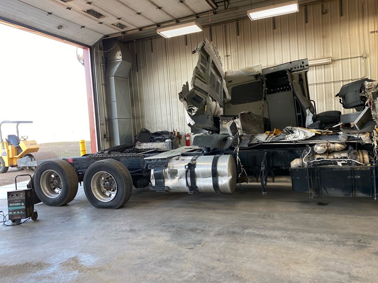 #6984-•-2024-volvo-sleeper-cab-semi-truck-tractor-image-7