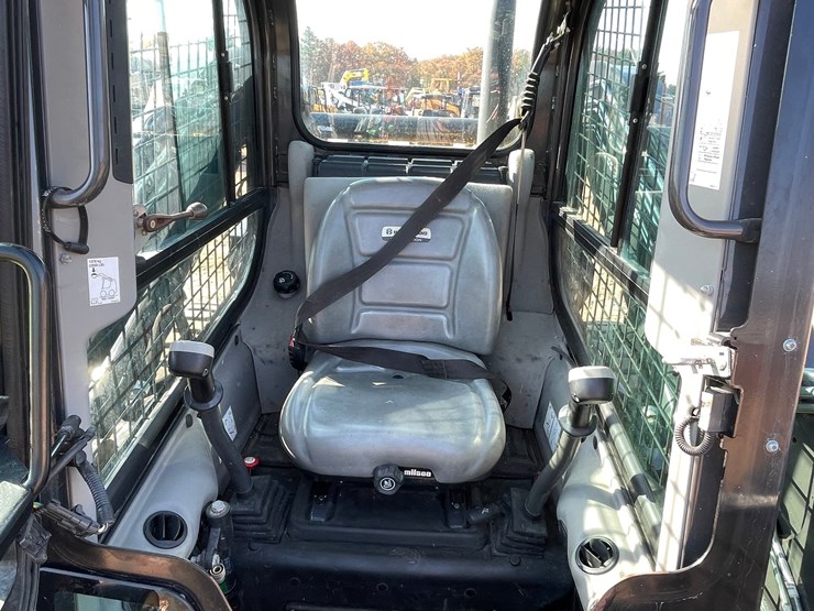 #1905-•-new-holland-l228-skid-steer-image-10