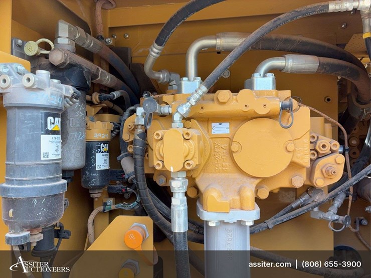 2017-caterpillar-323-image-35