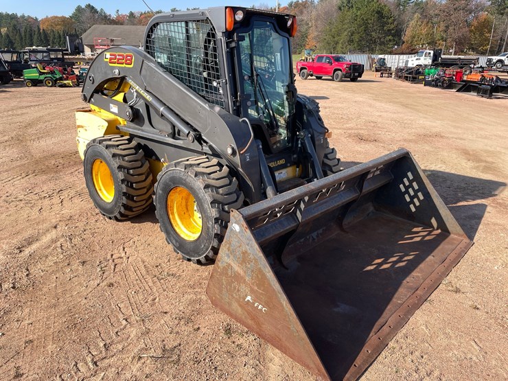 #1905-•-new-holland-l228-skid-steer-image-1