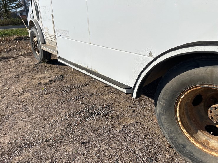 #6934-•-1992-computer-designed-chassis-1300-stoughton-step-van-(has-wi-title)-image-29