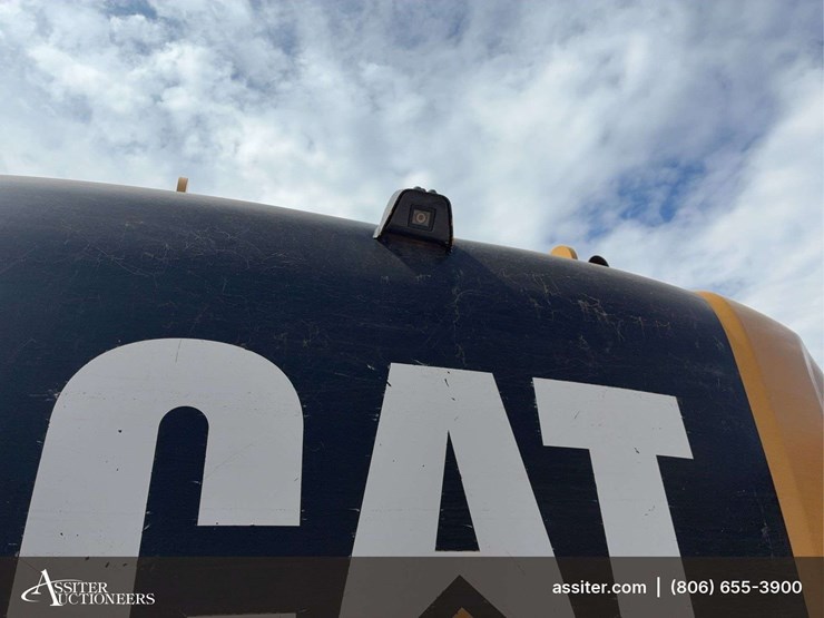 2017-caterpillar-323-image-34