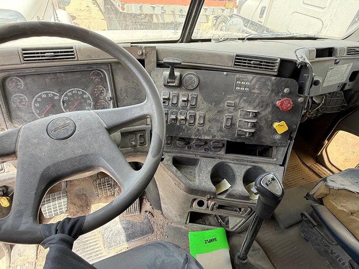 2007-freightliner-columbia-120-image-11