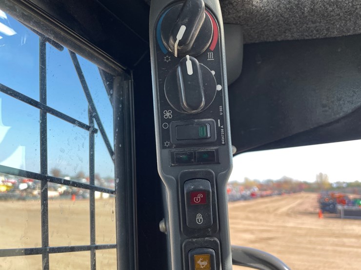 #1906-•-new-holland-l228-skid-steer-image-24
