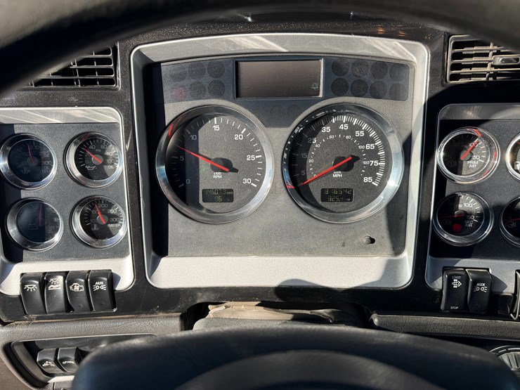 2012-kenworth-w900-tri-axle-heavy-haul-truck-image-22