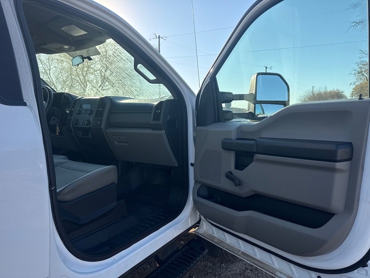 #6900-•-2017-ford-super-duty-xl-box-truck-(wi-title-in-delay)-image-15