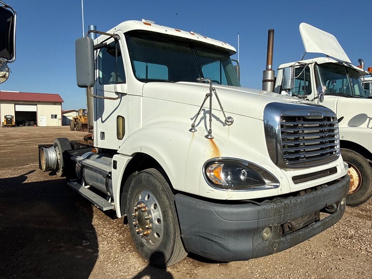 #6905-•-2007-freightliner-day-cab-non-runner-semi-tractor-(wi-title-in-delay)-image-3