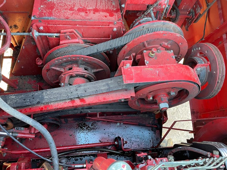 #1898-•-1991-ih-1660-axial-flow-combine-image-47