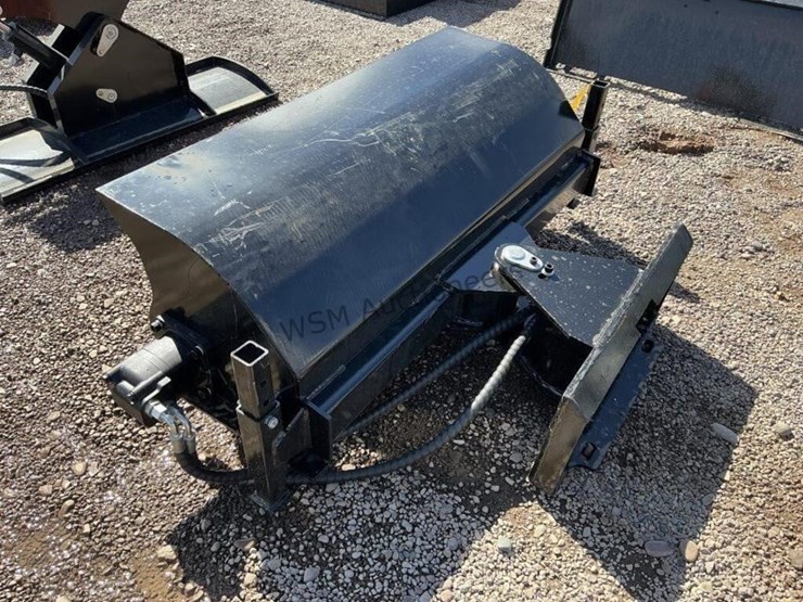 2026-giyi-36in-sweeper-for-stand-up-skid-steer-image-3