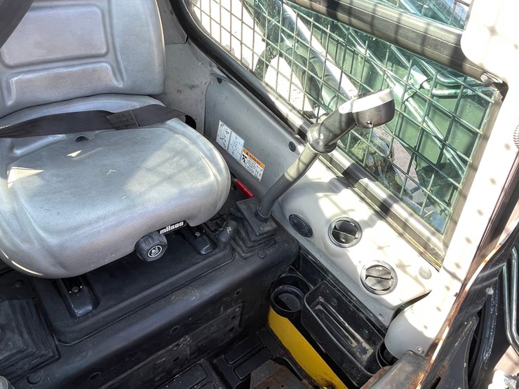 #1081-•-new-holland-l228-skid-steer-image-20